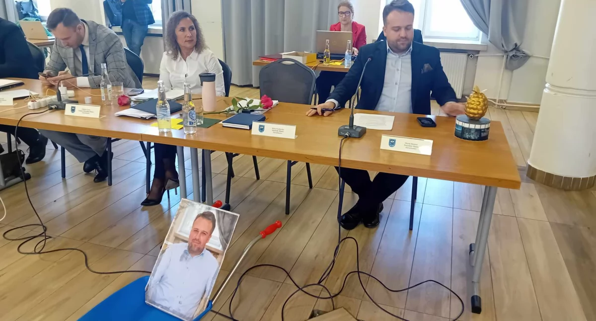 Samorządowcy, Taczki złota malina prezydenta Starachowic mieszkańcy Leśnej podziękowali wyprzedaż miejskiego majątku - zdjęcie, fotografia