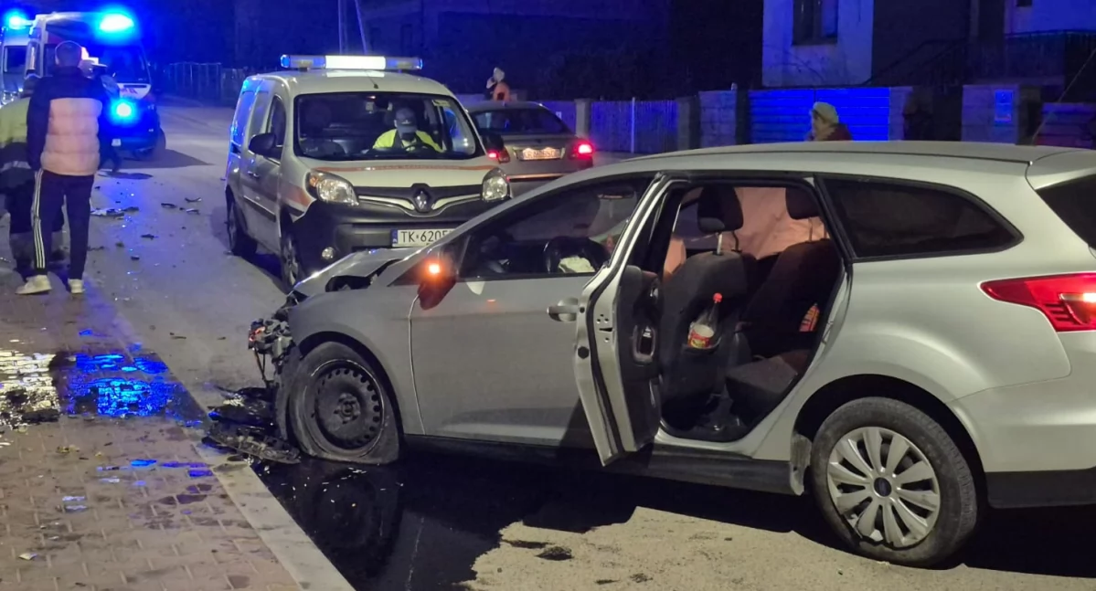 Wypadki drogowe, Wypadek Południowej Starachowicach Najpierw wjechał volkswagena następnie uderzył drugi samochód - zdjęcie, fotografia