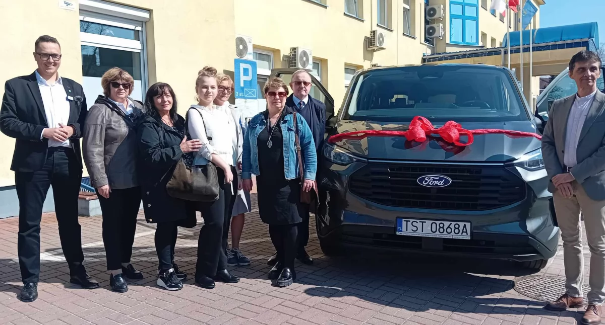 Auto oficjalnie przekazali starosta Piotr Babicki oraz dyrektor oddziału Świętokrzyskiego PFRON Andrzej Michalski 