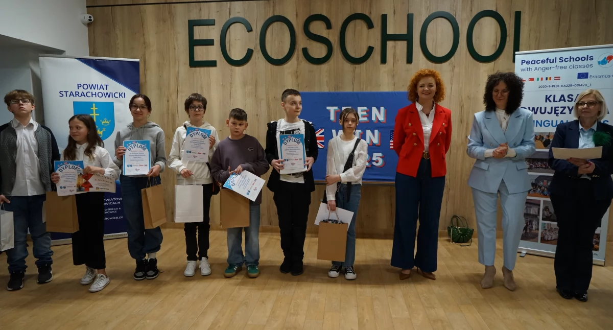 Najlepsi z najlepszych - nagrody wręczyły: Marta Szymańska-Baran, Zofia Kuska-Jakubowska, dyrektor szkoły oraz Agnieszka Pachocka, wicedyrektor 