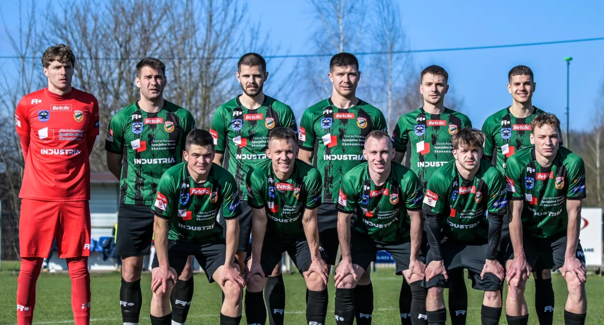 Piłka nożna, Dziś startuje futbolowy weekend Starachowice zagra stadionie Ożarowie Wisłoką Dębica - zdjęcie, fotografia