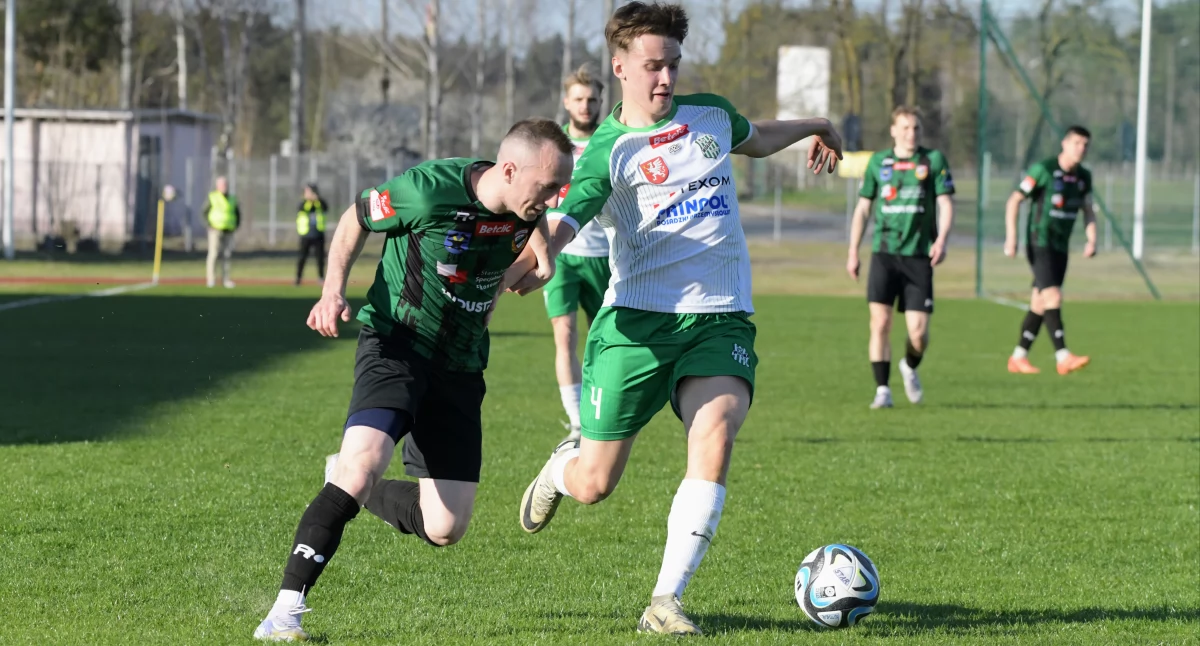 Piłka nożna, Podział punktów stadionie Ożarowie Starze grać mać! - zdjęcie, fotografia