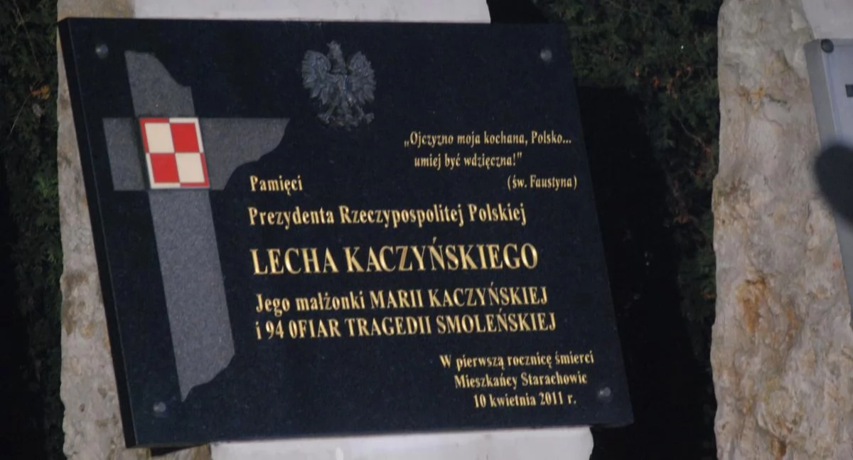 Tablica poświęcona Lechowi i Marii Kaczyńskim