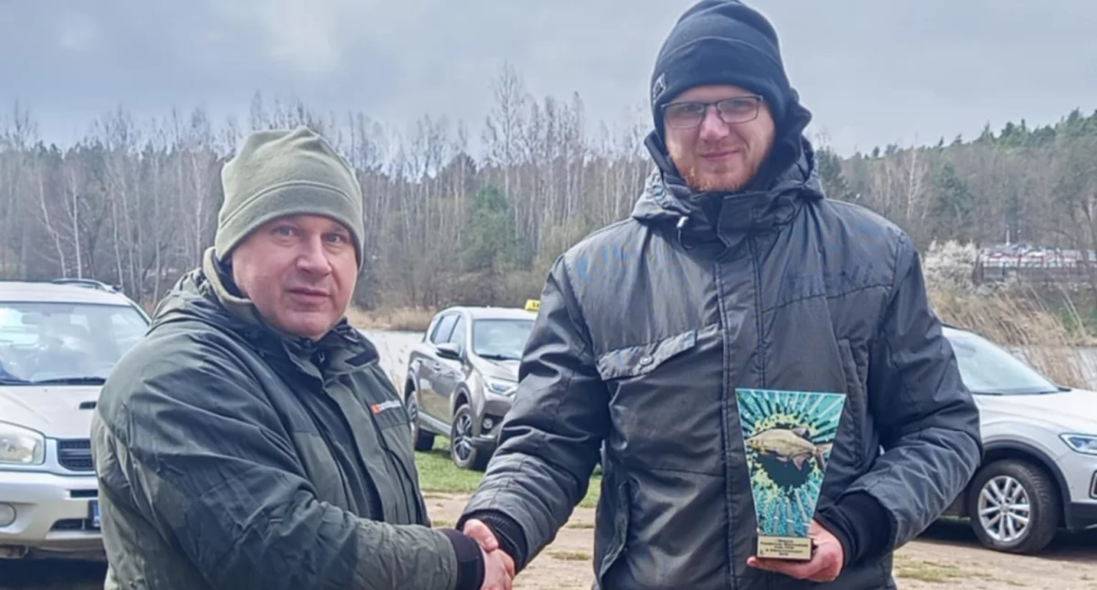 Zwycięzca Feederowych Mistrzostw Koła PZW w Starachowicach Paweł Niewczas (z prawej) 