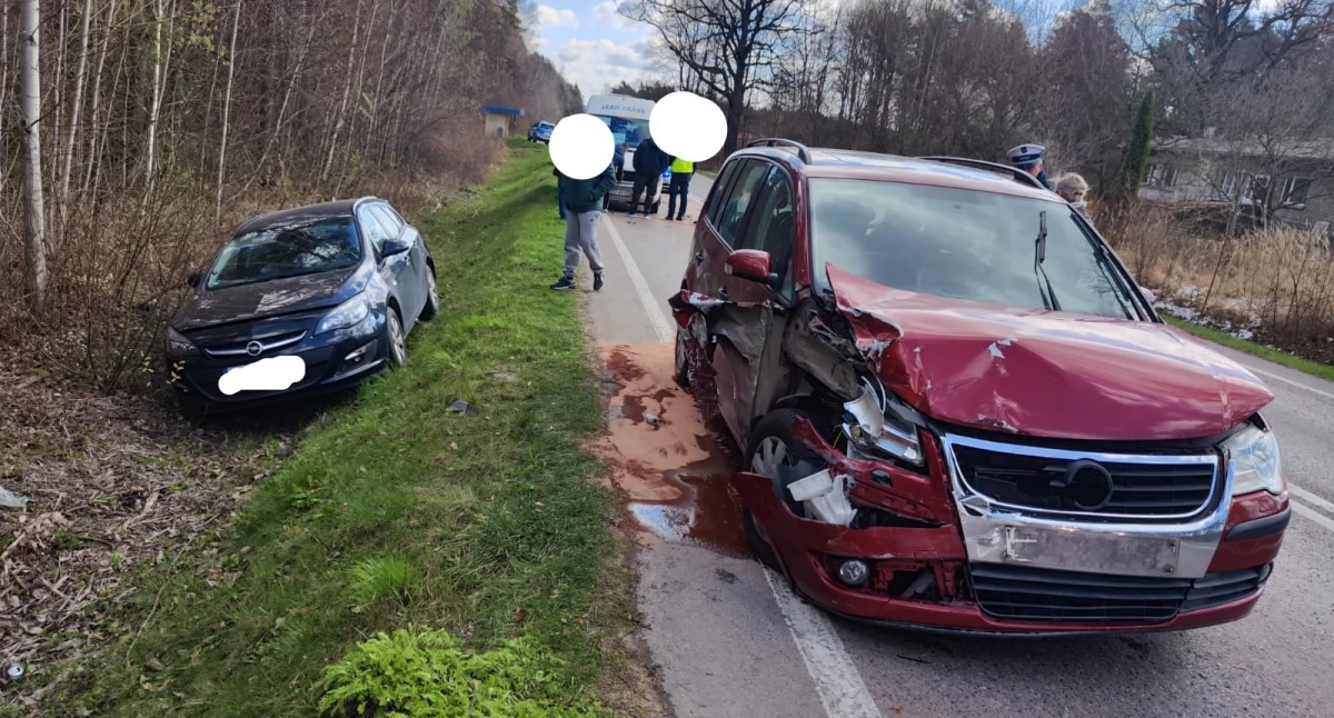 Wypadki drogowe, Wypadek miejscowości Henryk Jedna osoba poszkodowana opatrywana przez ratowników - zdjęcie, fotografia