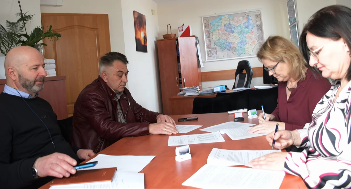 Anna Piątek, zastępca wójta gminy Mirzec podpisała umowę z wykonawcą