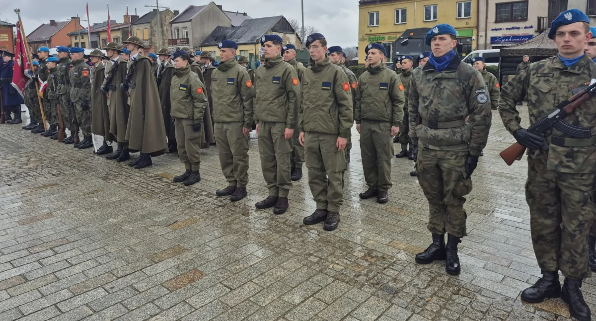 Wydarzenia, Ślubowanie mundurowych niemundurowych Starachowicach Uczniowie listami gratulacyjnymi - zdjęcie, fotografia