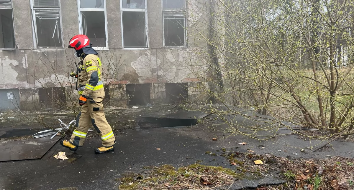 Pożary, Pożar terenie starego szpitala Starachowicach Paliły przewody elektryczne śmieci - zdjęcie, fotografia