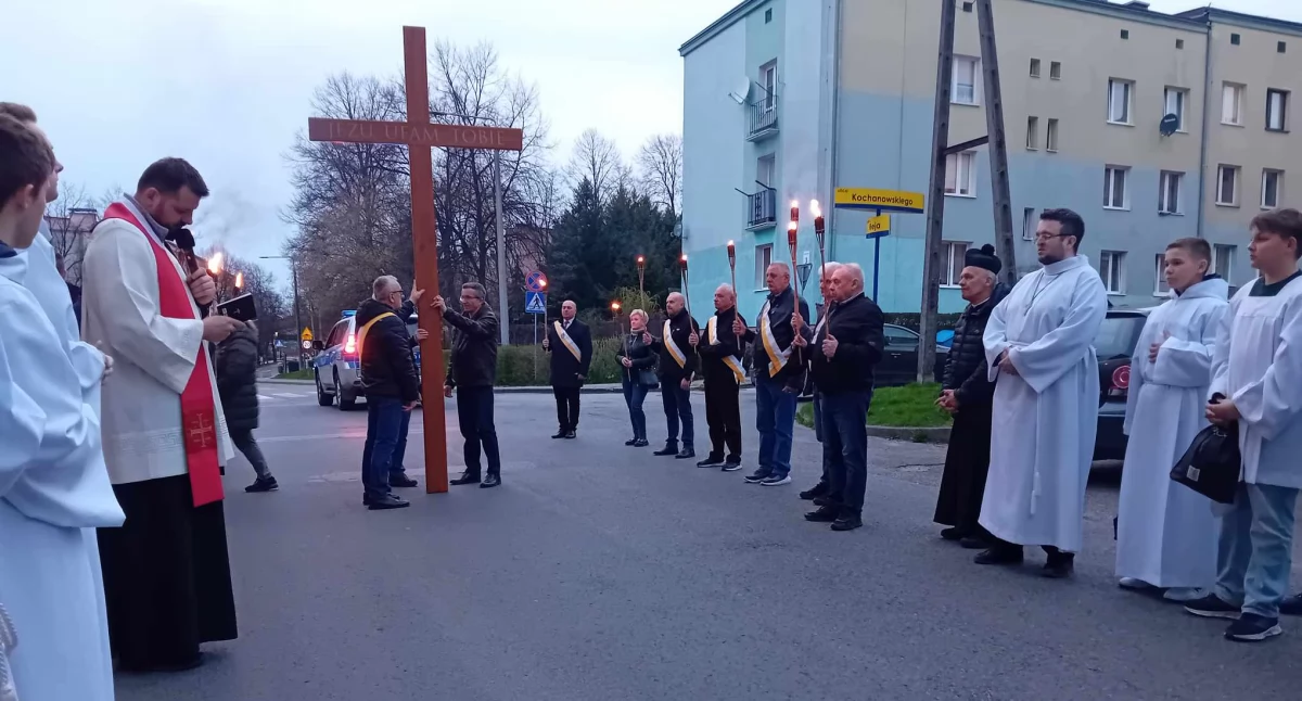 Rozważaniom przewodniczył ks. Łukasz Bociek z parafii pw. Św. Trójcy 