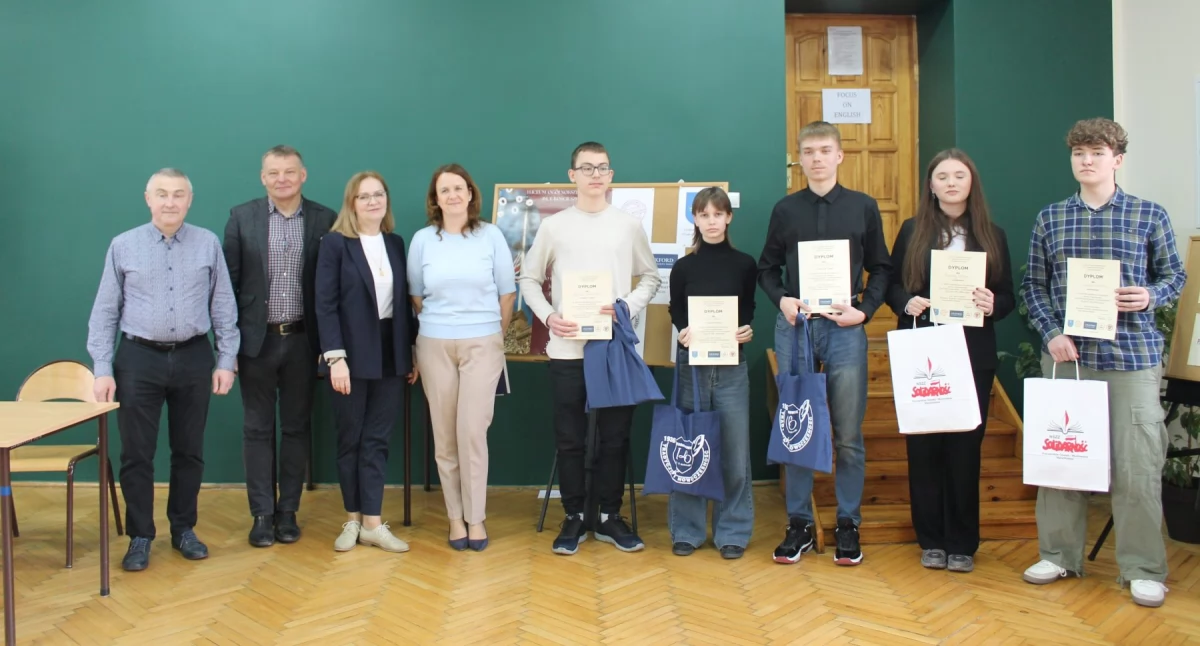 Laureaci konkursu FOCUS ON ENGLISH. Nagrody dla najlepszych wręczyli: Mariusz Majewski, kierownik Referatu Edukacji, Kultury i Sportu Urzędu Miejskiego w Starachowicach oraz Robert Słoka, wiceprezes Stowarzyszenia Przyjaciół I LO 