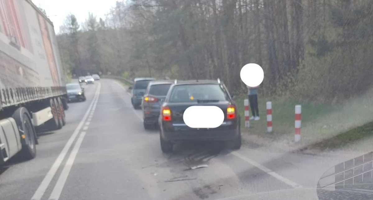 Wypadki drogowe, Kolizja Ostrowieckiej Starachowicach Renault - zdjęcie, fotografia