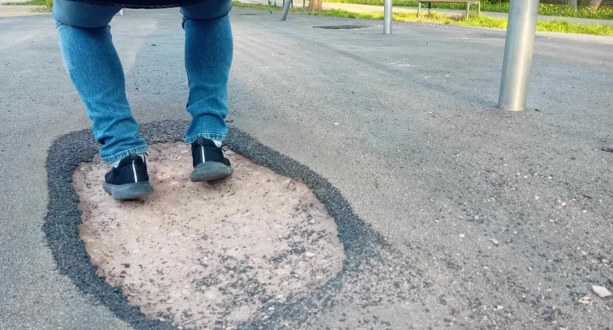 Interwencje, Zniszczona nawierzchnia placu zabaw - zdjęcie, fotografia