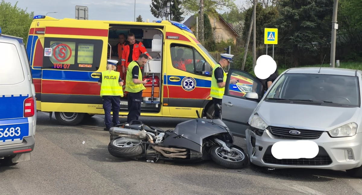 Wypadki drogowe, Wypadek skrzyżowaniu Moniuszki Kieleckiej Radomskiej Starachowicach Poszkodowany motocyklista - zdjęcie, fotografia