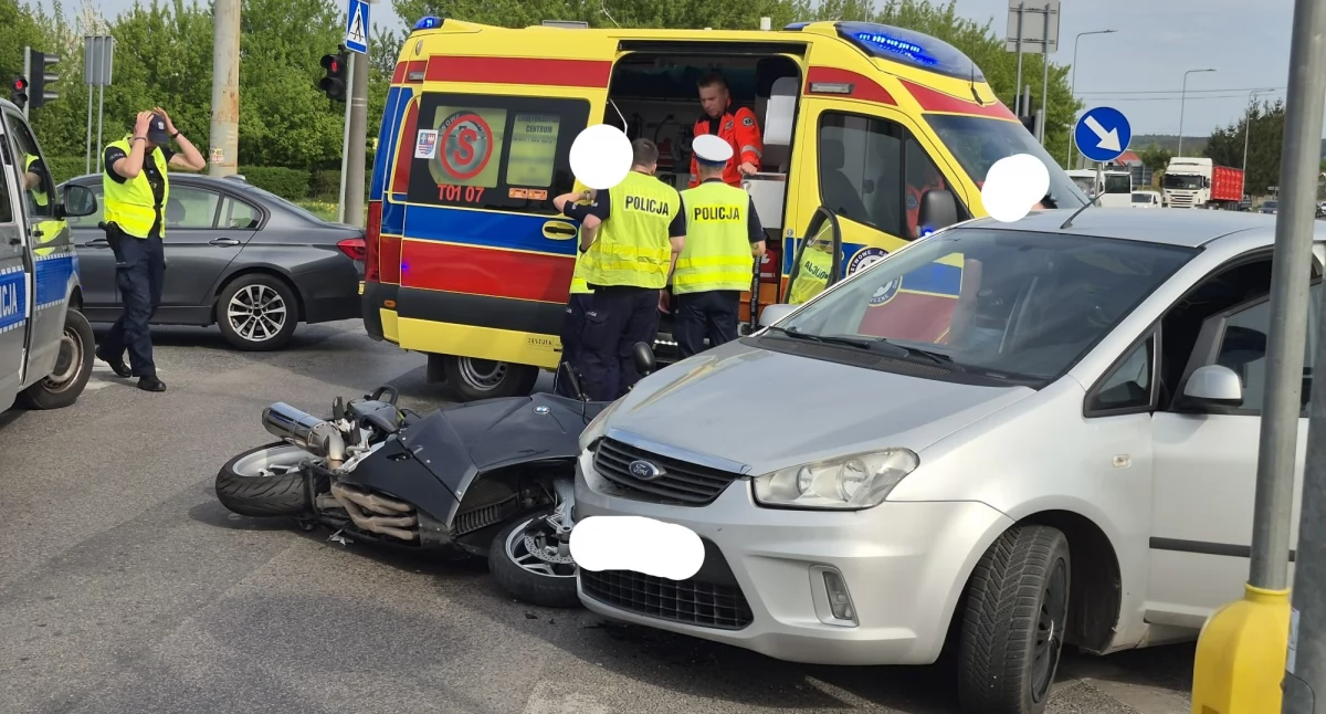 Wypadki drogowe, Wypadek skrzyżowaniu Starachowicach letni mężczyzna trafił szpitala - zdjęcie, fotografia
