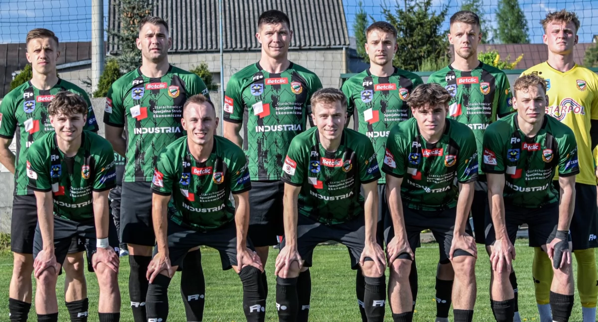Piłka nożna, Gmina Starachowice odkręca kurek kasą Będzie dodatkowe Staru Starachowice - zdjęcie, fotografia