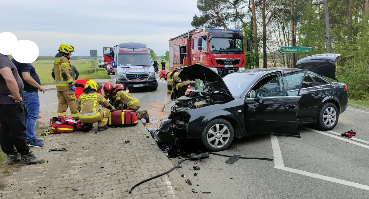 Wypadki drogowe, Wypadek Osinach Osoby poszkodowane jedna zakleszczona pojeździe - zdjęcie, fotografia