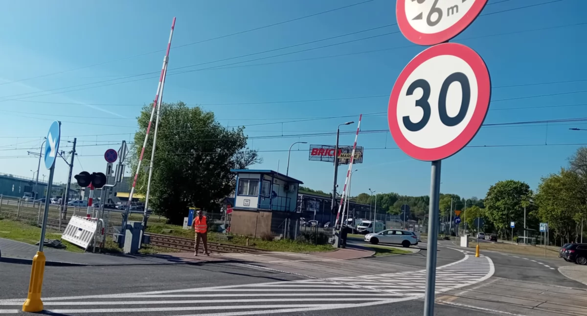Na przejeździe obowiązuje ograniczenie prędkości do 30 km/h i możliwość przejazdu pojazdów do 6 m długości 