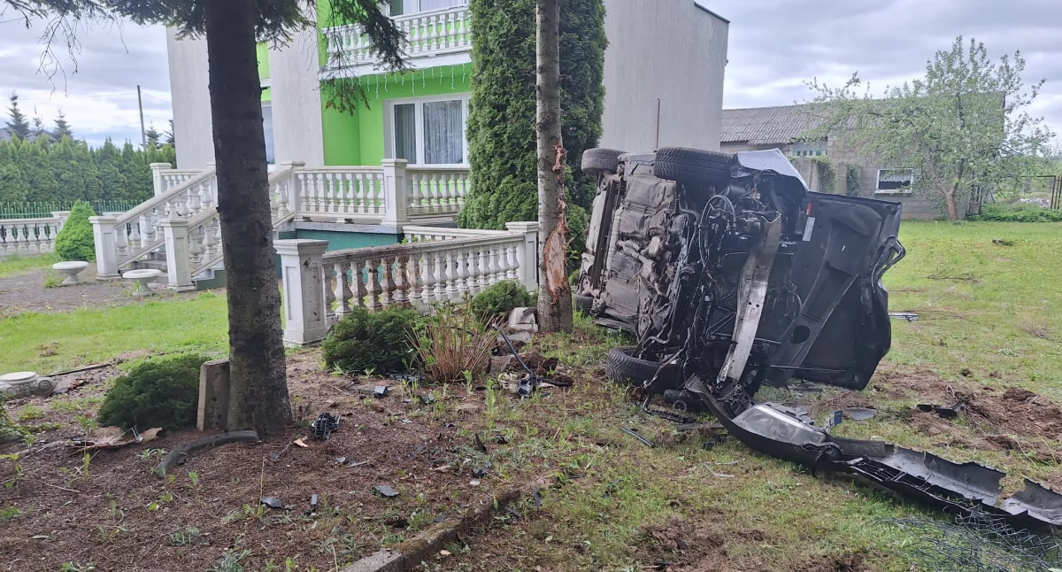 Wypadki drogowe, Wypadek Tarczku Kierowca stracił panowanie pojazdem - zdjęcie, fotografia