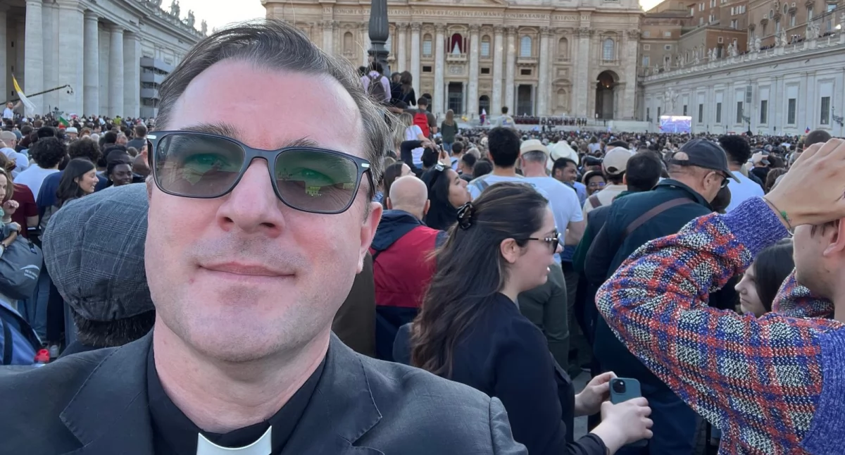 Ks. Jakub Ciołak przed bazyliką Św. Piotra. 8 maja 2025 r. Za chwilę na balkonie pojawi się nowy papież