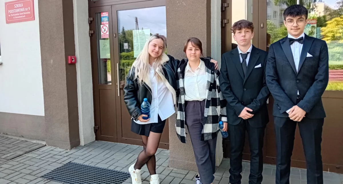 Zuzia, Zuzia, Stanisław, Bartek, uczniowie SP nr 9 po egzaminie z matematyki 
