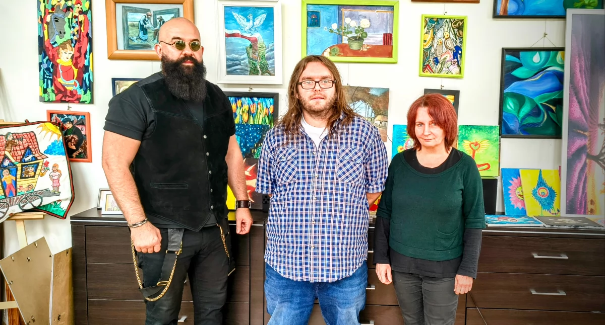 Na zdjęciu od lewej: Marcin Bondarowicz, artysta rysownik, ilustrator - terapeuta ŚDS, Sławomir Puchała - jeden z  finalistów konkursu 
