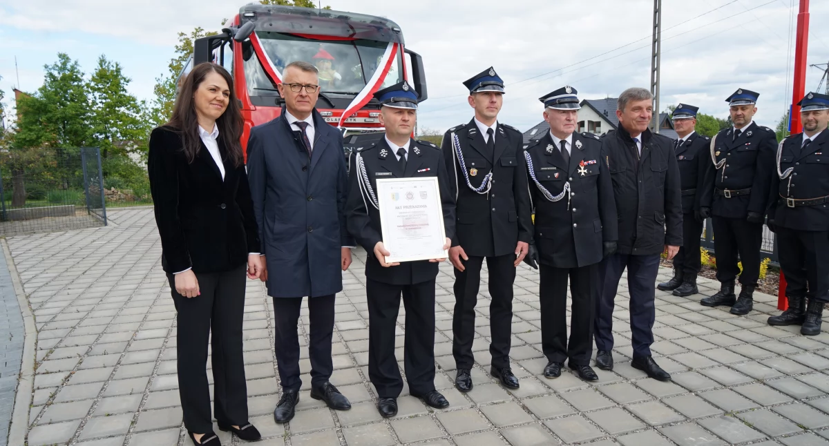 Uroczystego przekazania kluczyków dokonali: Andrzej Bętkowski, Andrzej Pruś, Sylwia Błach, przewodnicząca Rady Gminy oraz wójt gminy.  