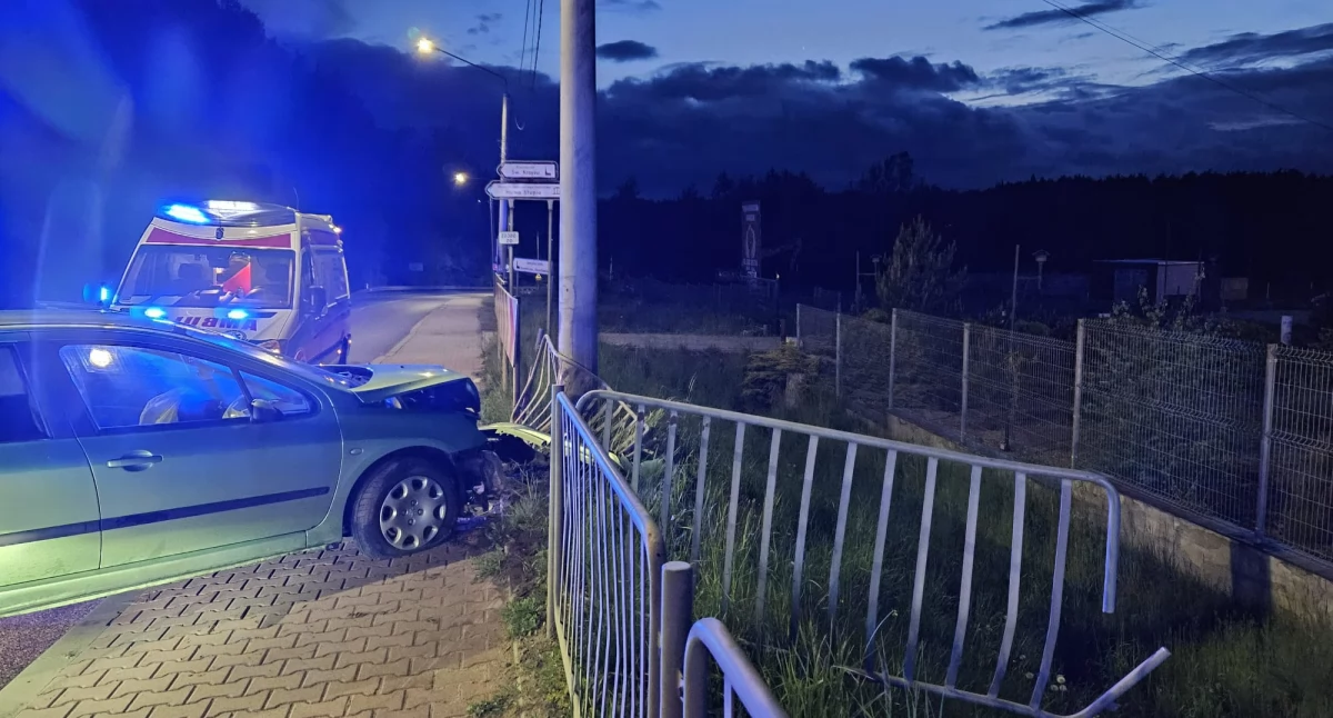 Wypadki drogowe, Wypadek rejonie skrzyżowania drogi wojewódzkiej drogą krajową Starachowicach Peugeot uderzył barierki - zdjęcie, fotografia