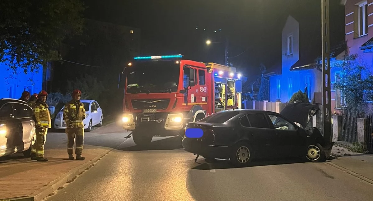 Wypadki drogowe, Gdzie kierowca seata który uderzył słup Starachowiccy policjanci akcji - zdjęcie, fotografia