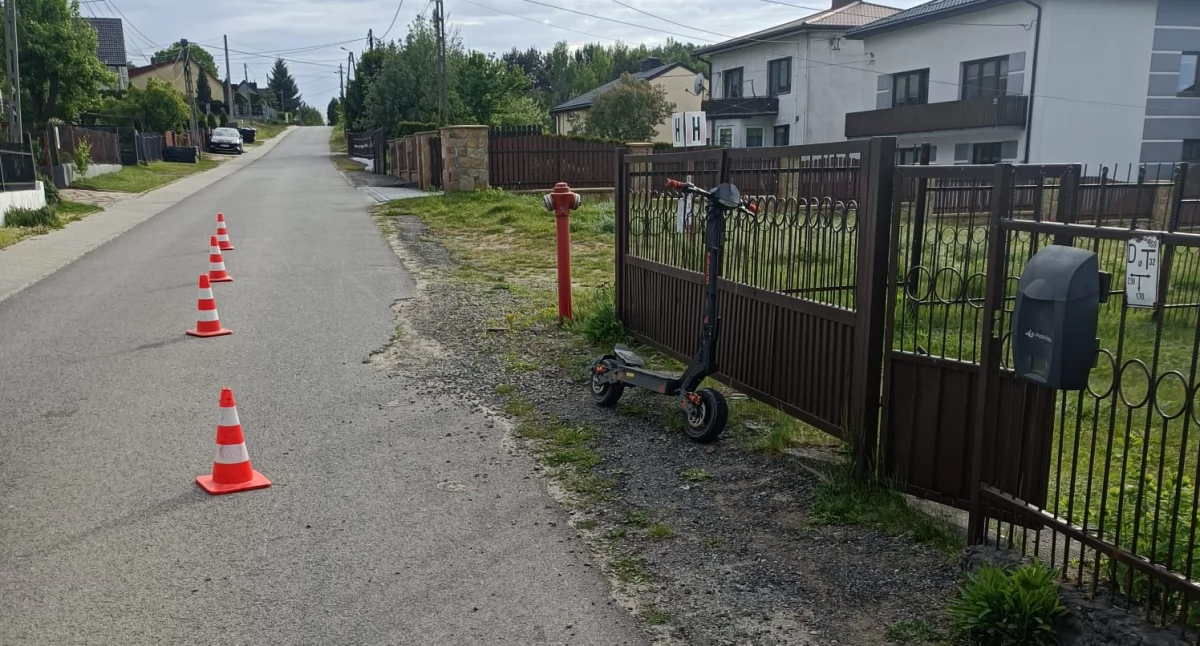 Wypadki drogowe, Groźny wypadek Kuczowie Nastolatkowie przewrócili hulajnodze elektrycznej interweniował śmigłowiec - zdjęcie, fotografia