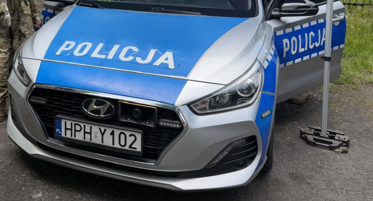 Kronika policyjna, Zniszczona karoseria Volkswagena Sharana Gdzie sprawca - zdjęcie, fotografia