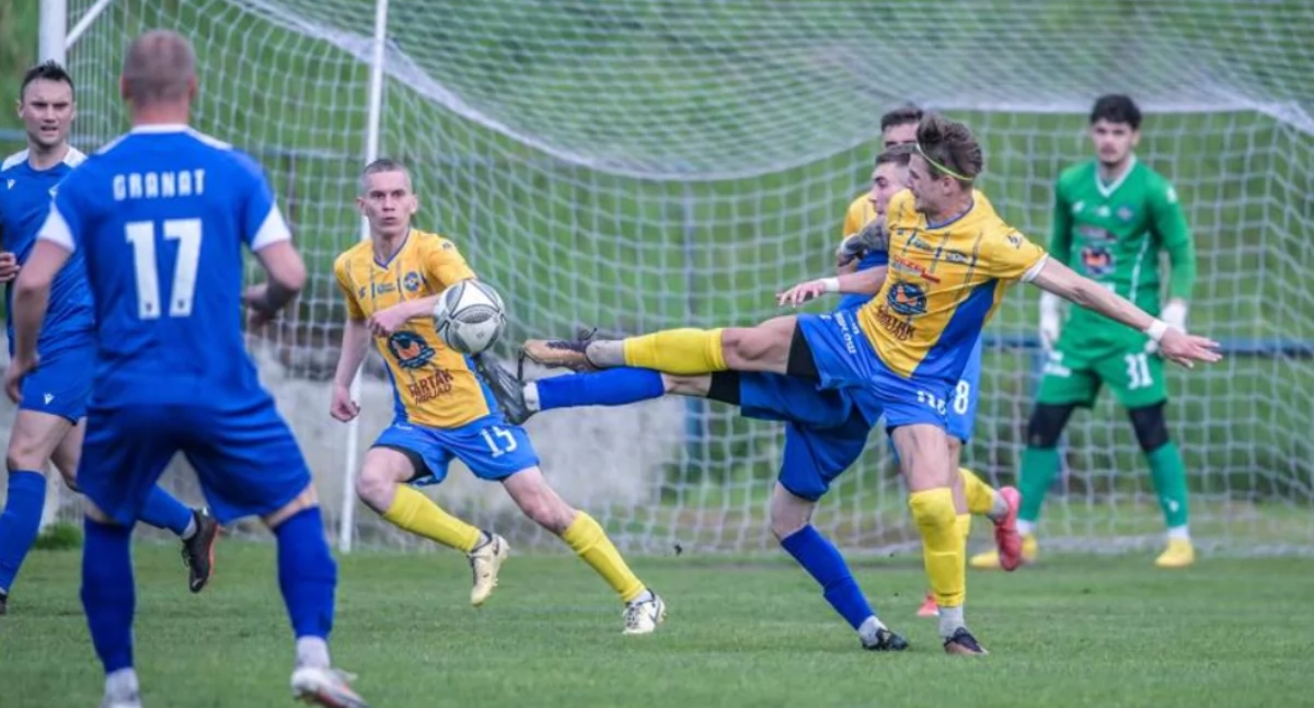 Piłka nożna, Futbolowa wiosna finiszu Starachowice zagra Ożarowie Świdniczanką Świdnik ważny Pawłów - zdjęcie, fotografia