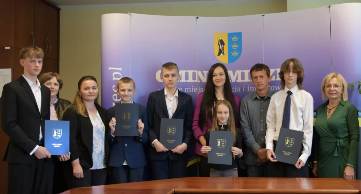 Mirosław Seweryn, wójt gminy Mirzec oraz Agata Mundzik, kierownik Centrum Usług Wspólnych uhonorowali i pogratulowali uczniom wybitnych wyników naukowych i sportowych