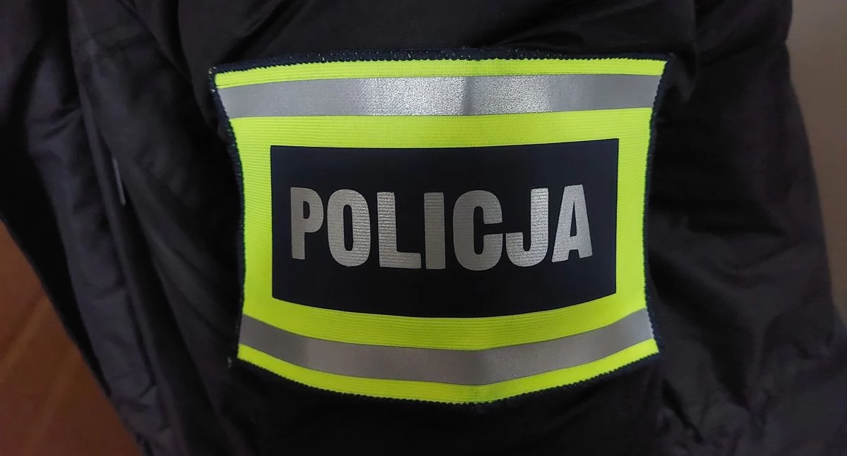 Zatrzaśnięte dziecko w samochodzie. Interweniowali policjanci i straż pożarna
