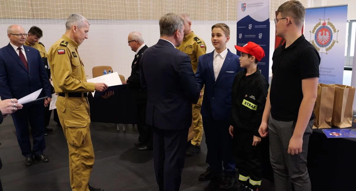 Michał odbiera gratulacje (Fot. mł. bryg. Mariusz Czapelski, KP PSP Końskie)