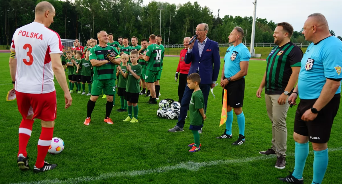 Piłka nożna, Reprezentacja Gwiazd Piłkarzy Polskich Starachowice otworzyli stadion miejski Starachowicach trybunach komplet widzów - zdjęcie, fotografia