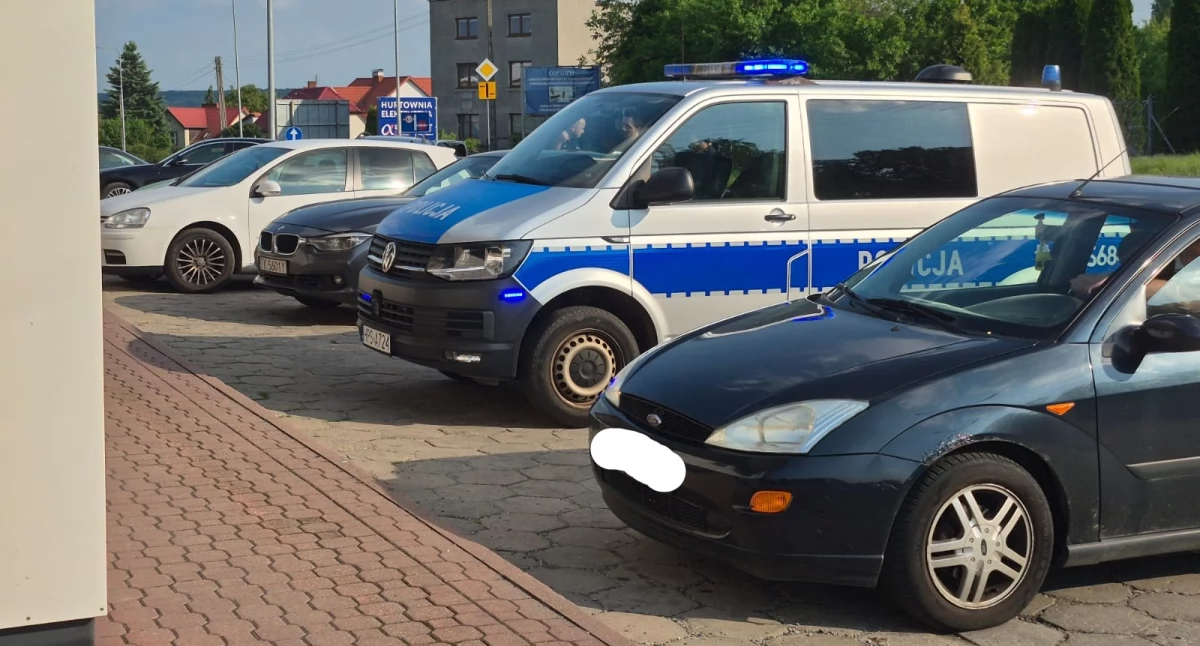 Kronika policyjna, Pijany kierowca skuty kajdanki Policyjna akcja Niepodległości Starachowicach - zdjęcie, fotografia