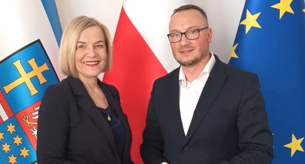 Renata Janik, marszałek województwa świętokrzyskiego i Ernest Kumek, wójt gminy Brody 