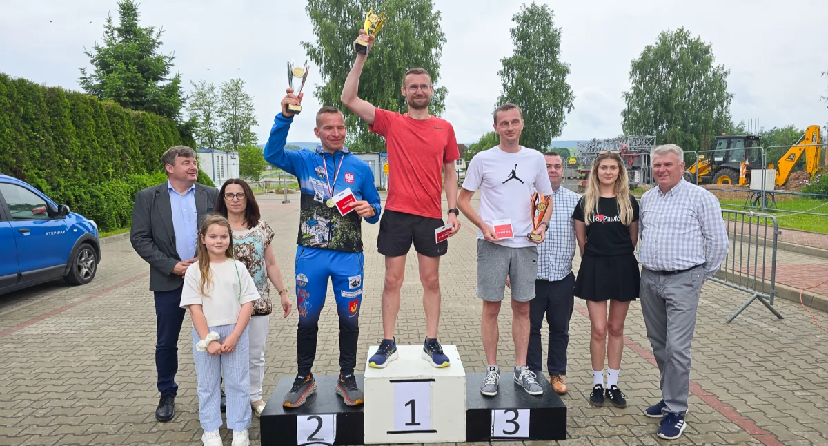 Lekkoatletyka, Dublet Damiana Kutery Zawodnik Dąbrowy triumfatorem Wojewódzkiego Biegu Szerzawskiego - zdjęcie, fotografia