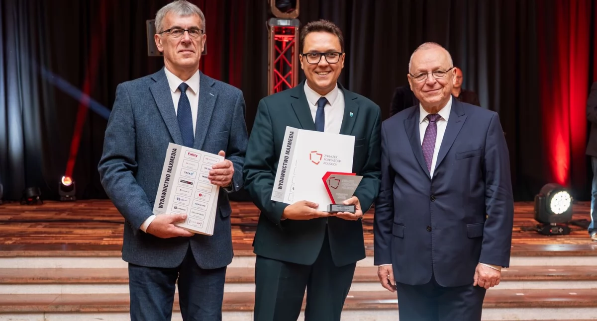 Starosta Piotr Babicki z Andrzejem Płonką, prezesem Zarządu ZPP oraz przedstawicielem patronów medialnych tegorocznego Rankingu (Fot. Weronika Siemiątkowska ZPP)