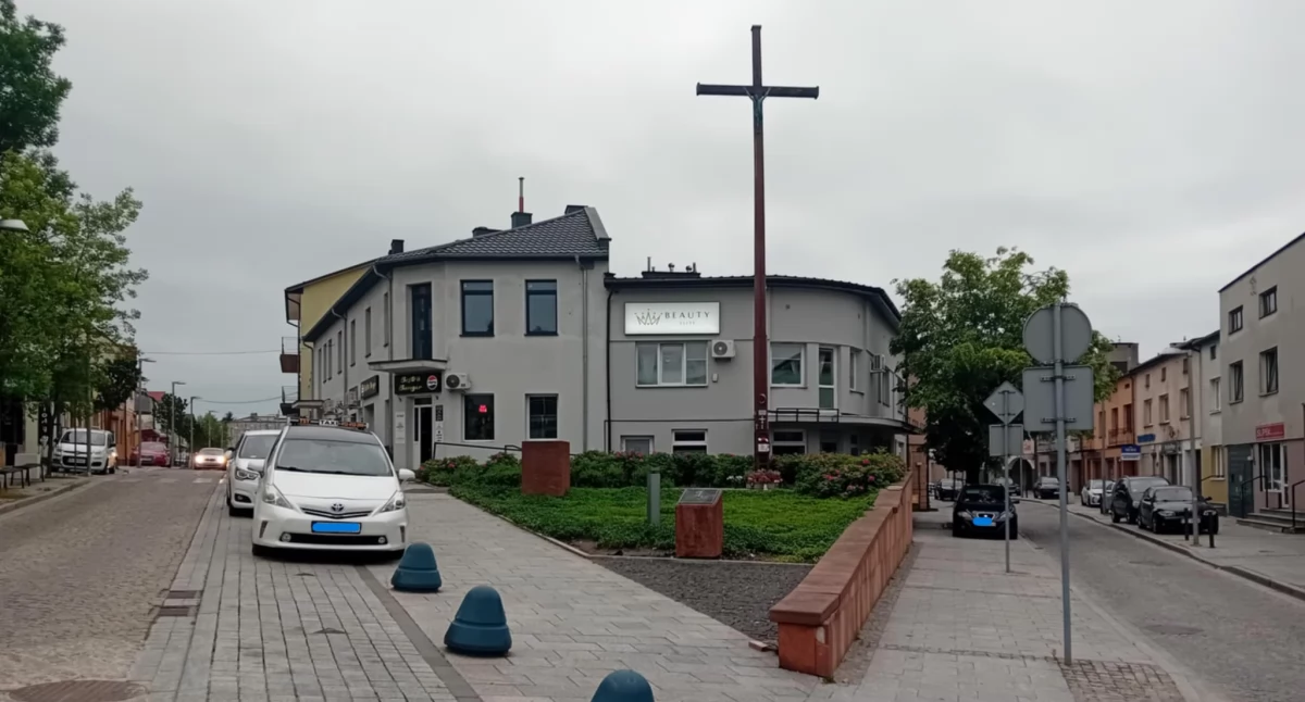 Na styku ul. Niskiej i Wysokiej stoi krzyż, co mogłoby jeszcze?