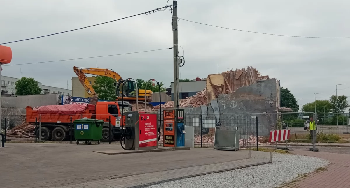Inwestycje, Stara kamienica znika miejskiego krajobrazu - zdjęcie, fotografia