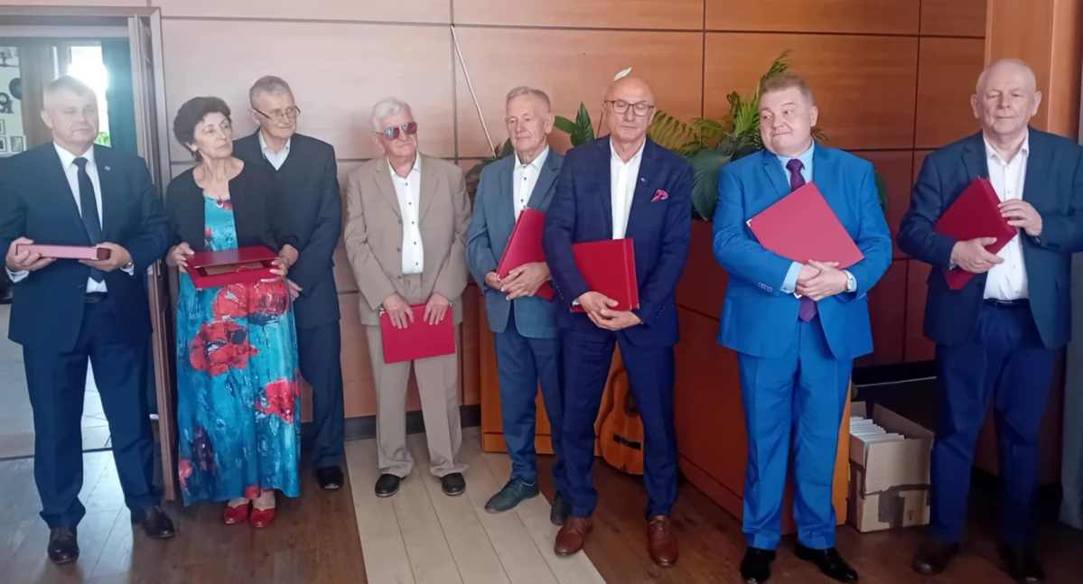 Ci, którzy wspierają UTW otrzymali okolicznościowe grawertony 