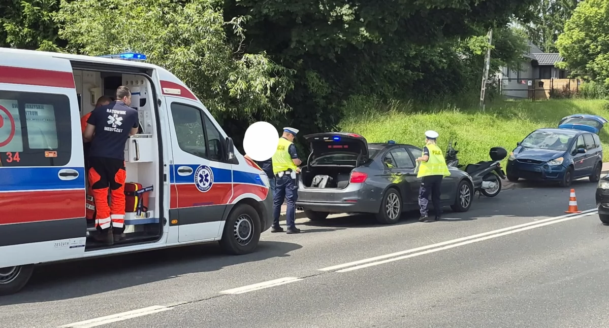 Wypadki drogowe, Wypadek Starachowicach Zderzenie samochodu osobowego skuterem - zdjęcie, fotografia