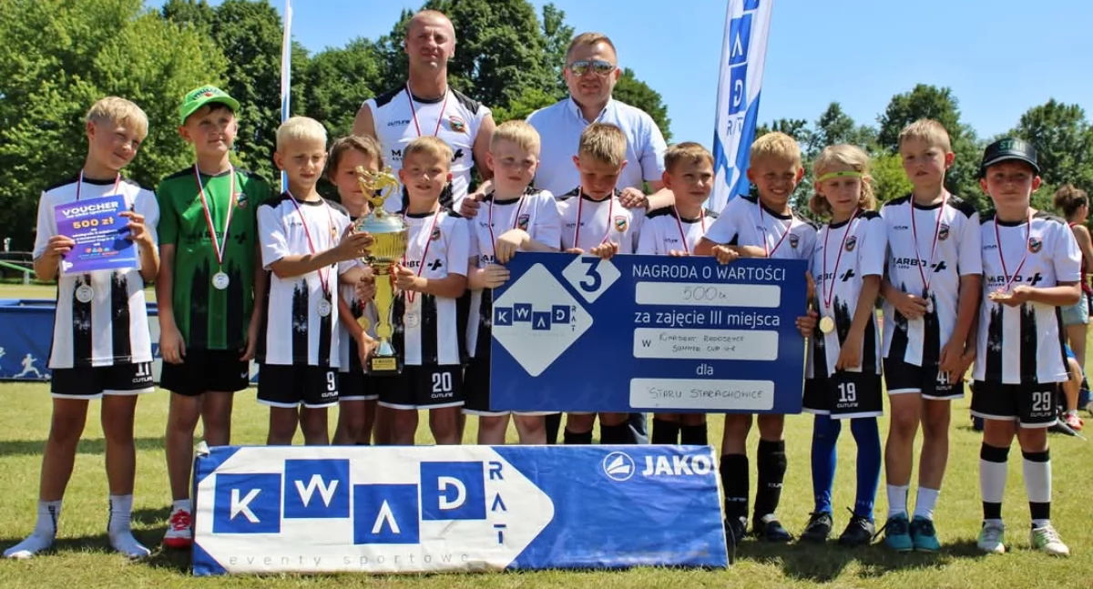 Piłka nożna, Akademia Piłkarska Starachowice trzecim stopniu podium Szyszka tytułem turnieju - zdjęcie, fotografia