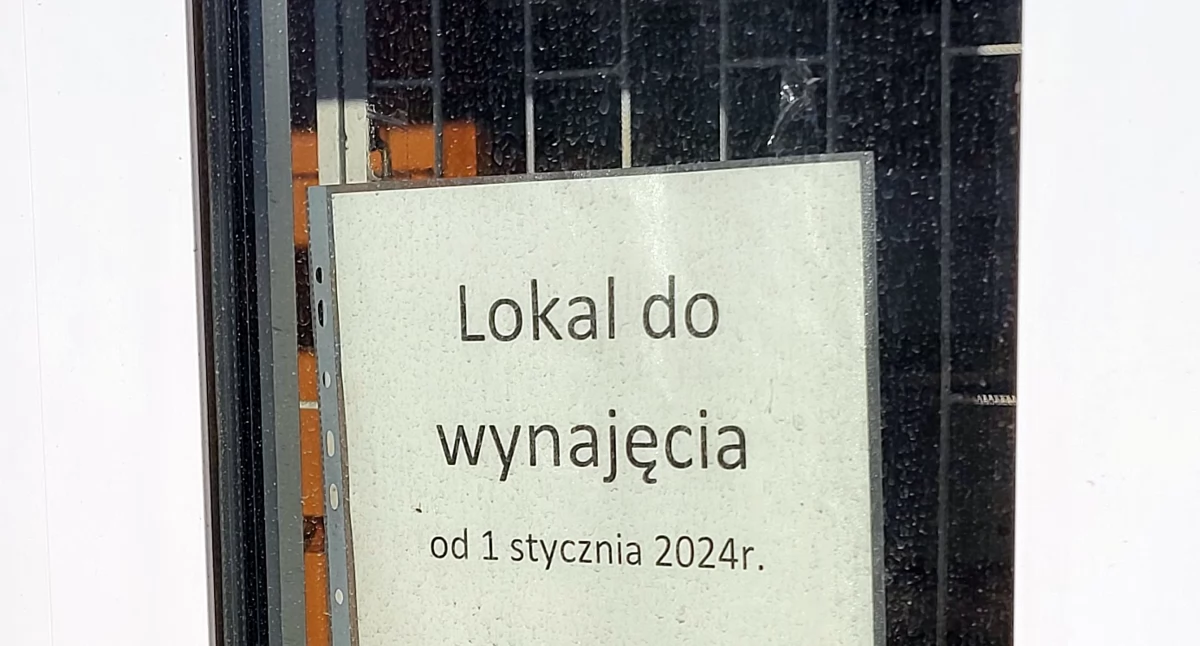 Tego typu ogłoszeń na witrynach sklepowych jest bardzo dużo na terenie miasta, zwłaszcza w Starachowicach Zachodnich 