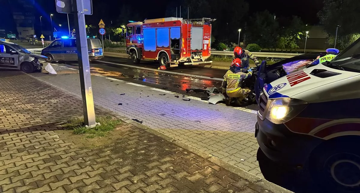 Wypadki drogowe, Groźny wypadek Starachowicach Uciekał przed policją doprowadził czołowego zderzenia - zdjęcie, fotografia