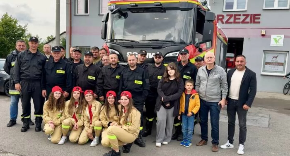 Informator gminy Pawłów , ciężki samochód ratowniczo gaśniczy trafił Brzezie! - zdjęcie, fotografia