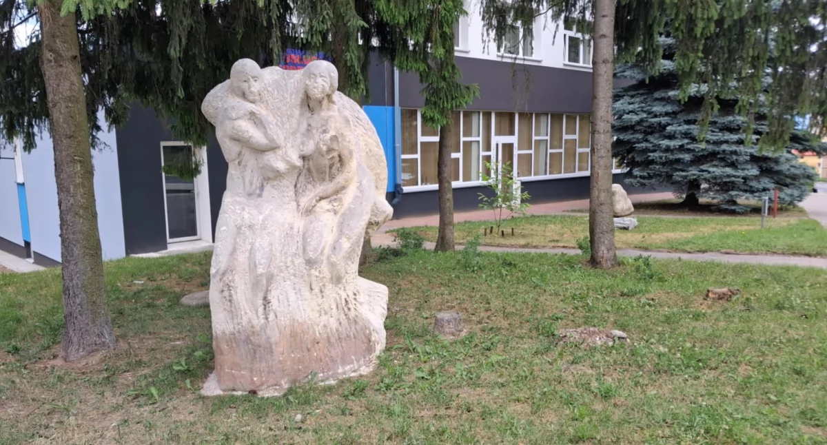 Rzeźby takie jak ta przy Starachowickiej Spółdzielni Mieszkaniowej wpisały się w miejski krajobraz 