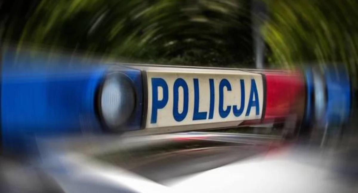 Wypadki drogowe, Kolizja miejskiego autobusu mercedesem latek zakazem prowadzenia pojazdów mechanicznych - zdjęcie, fotografia
