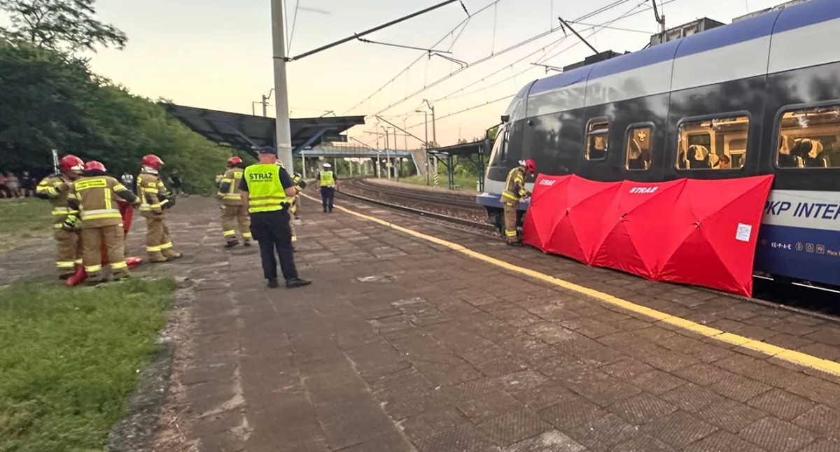 Wypadki drogowe, Tragedia kolejowym peronie Mężczyzna śmiertelnie potrącony przez pociąg - zdjęcie, fotografia